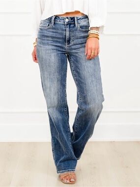 Stretchy Judy Blue Relaxed Mid-Rise 90s Straight Leg Jeans in Size 4